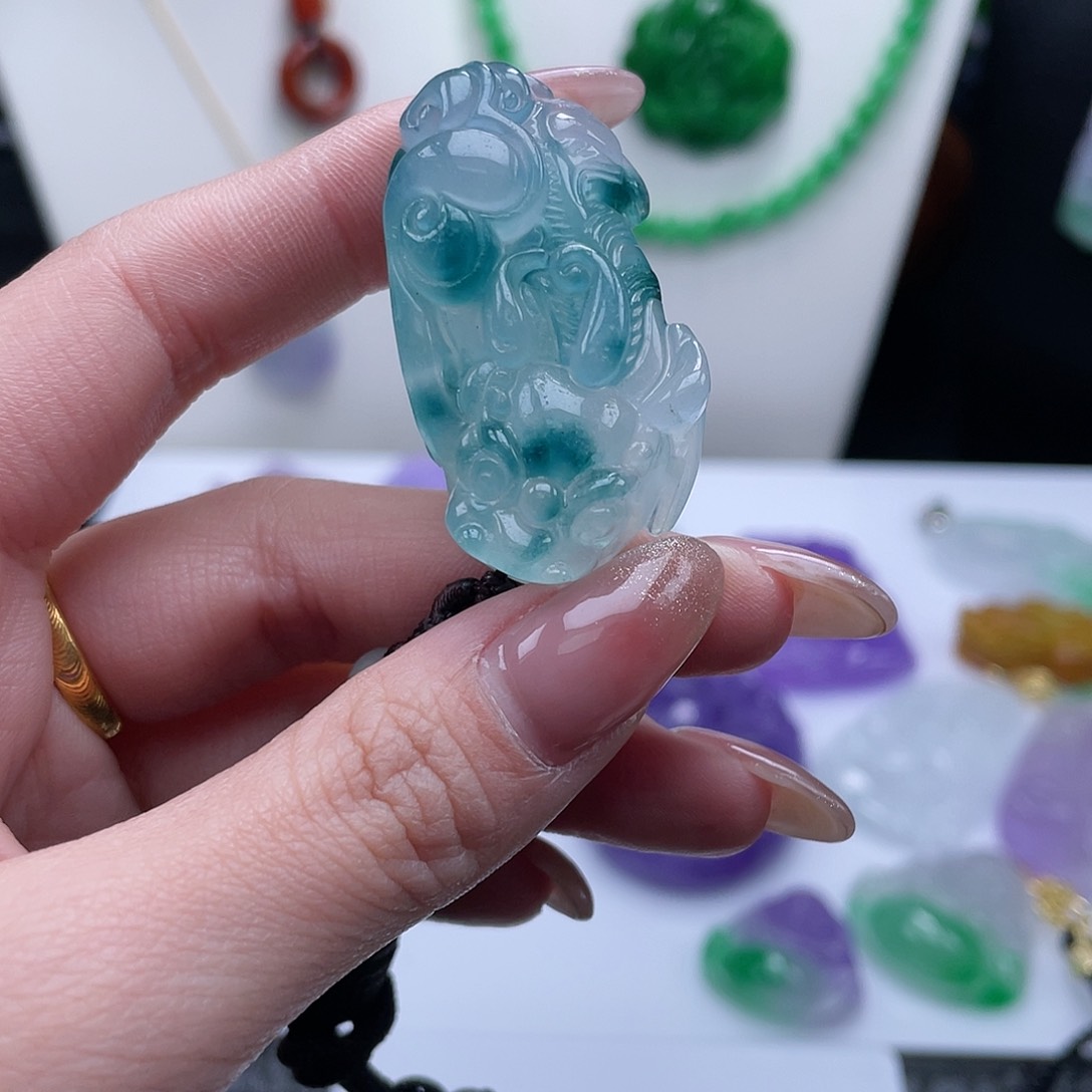 翡翠吊坠(赠链)未镶嵌