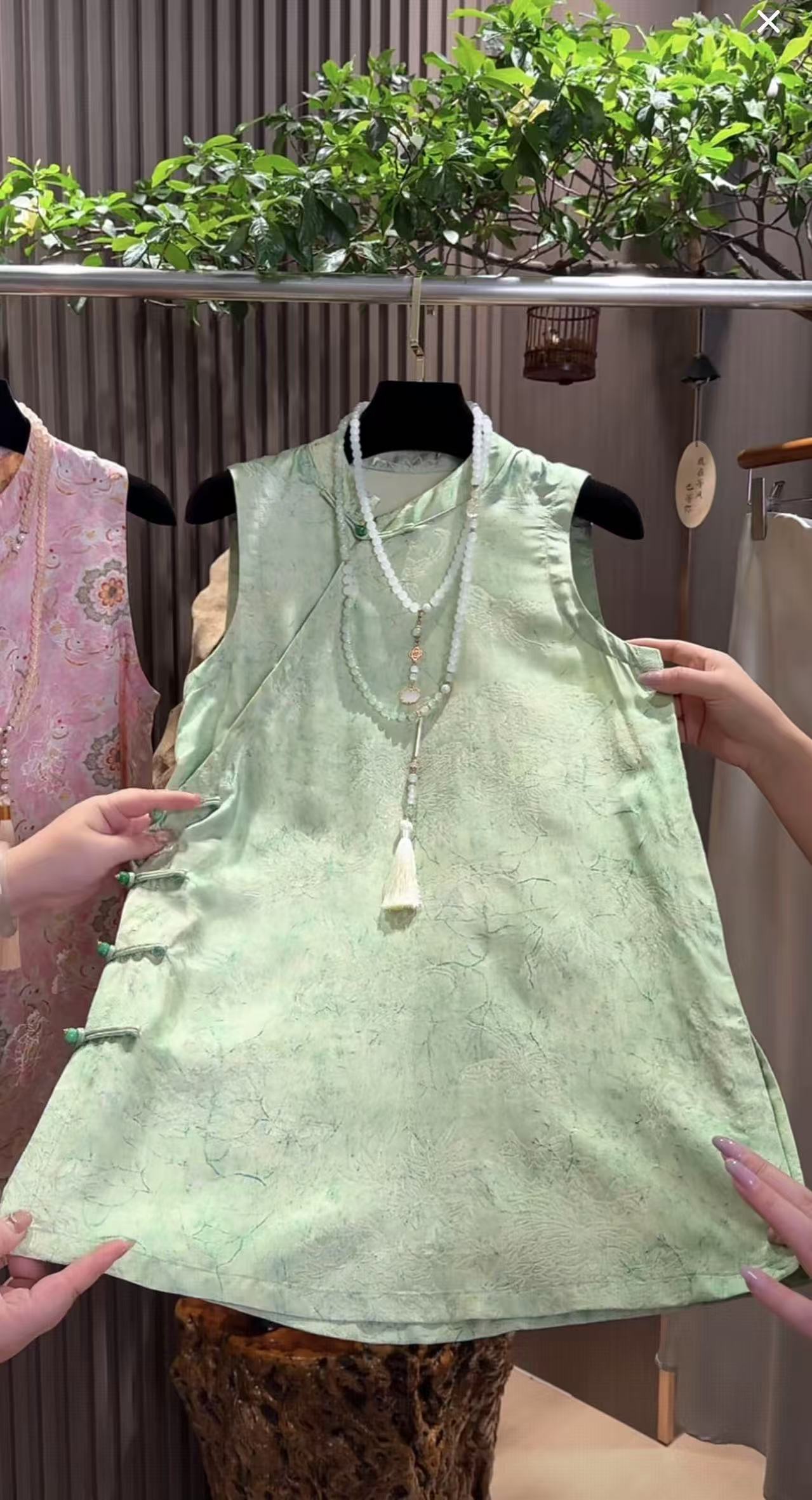 奥黛-新中式国风桑蚕丝斜襟盘扣清新绿提花无袖中长上衣