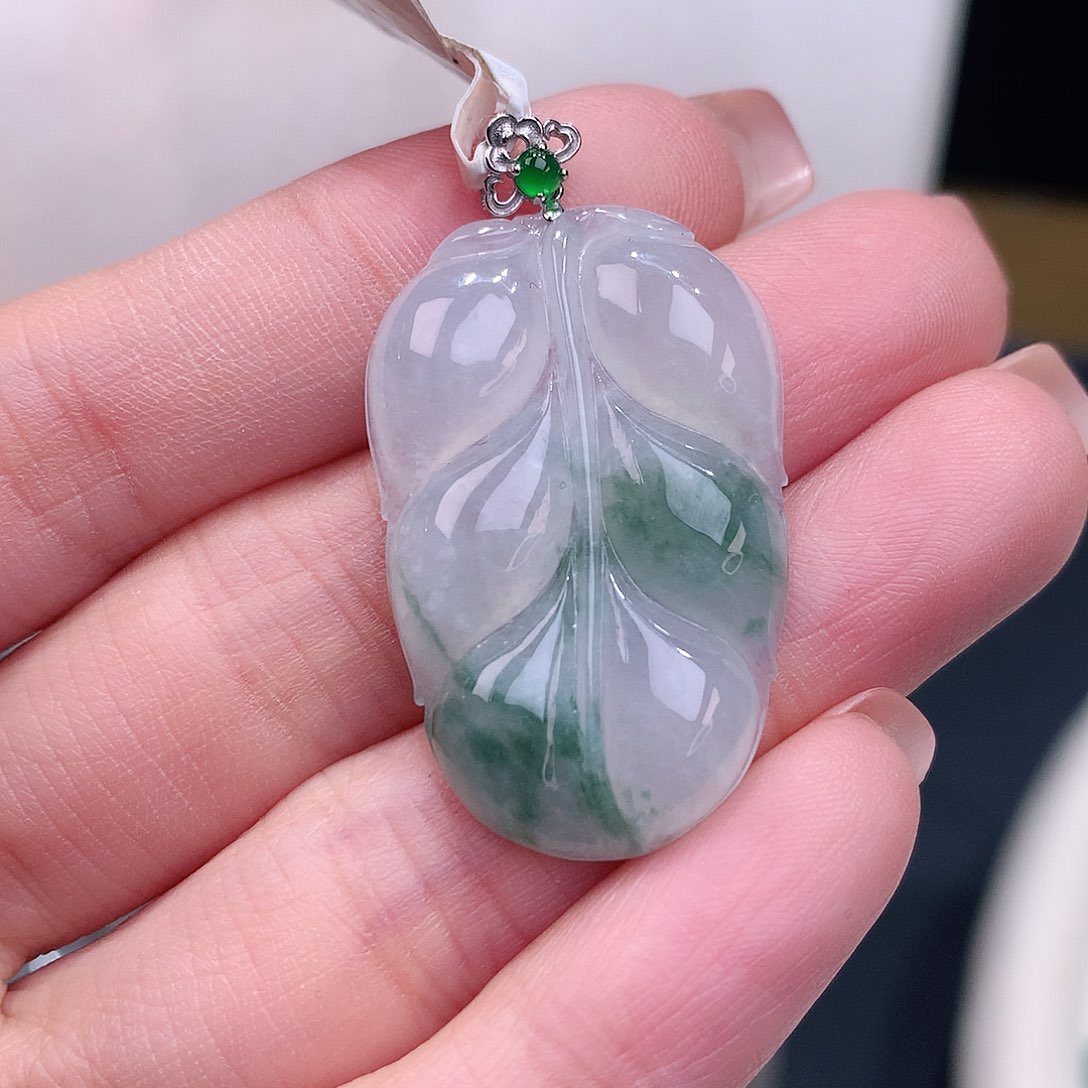 颈饰18K金镶嵌翡翠飘花叶子