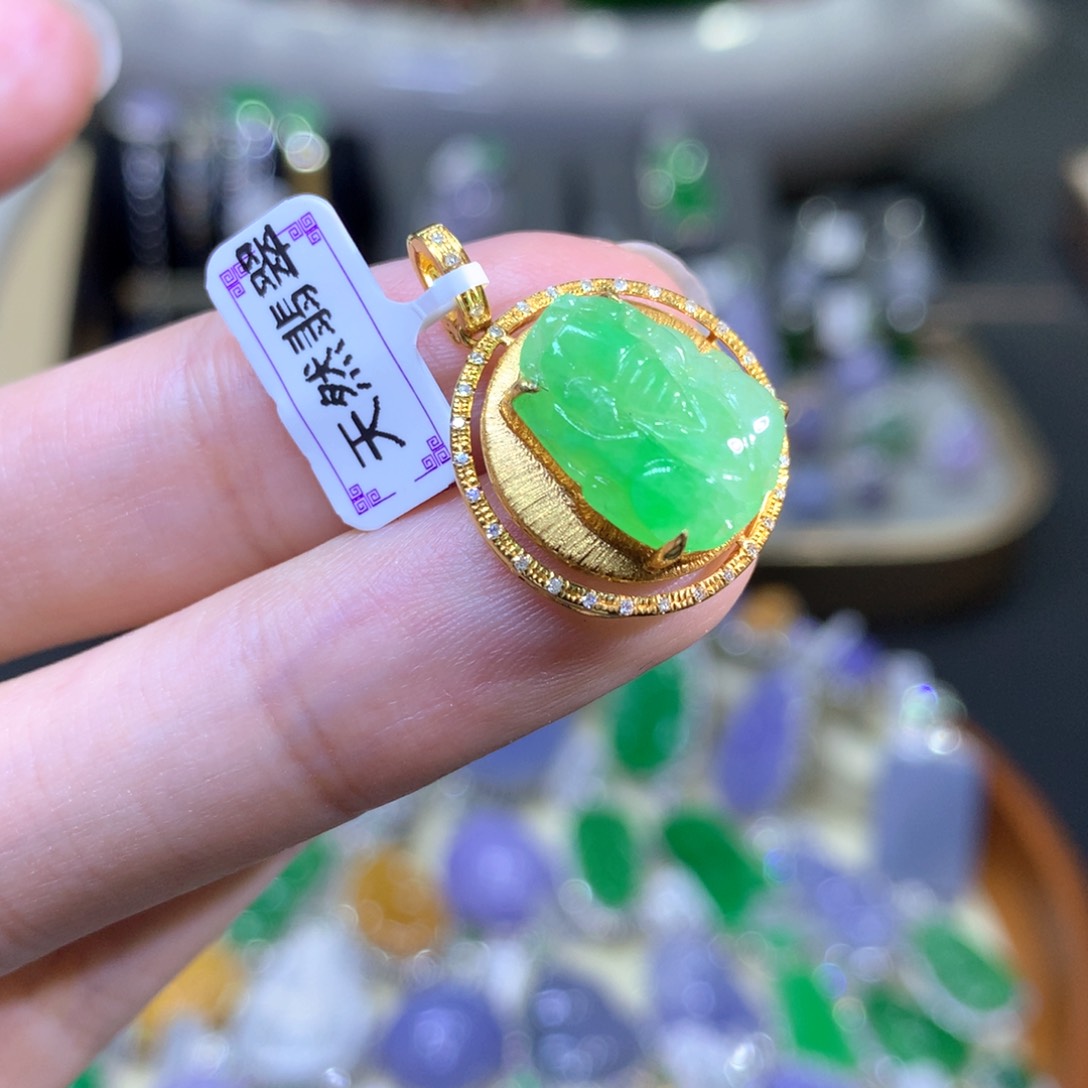 【闪购商品】翡翠颈饰18K金镶嵌翡翠吊坠项链