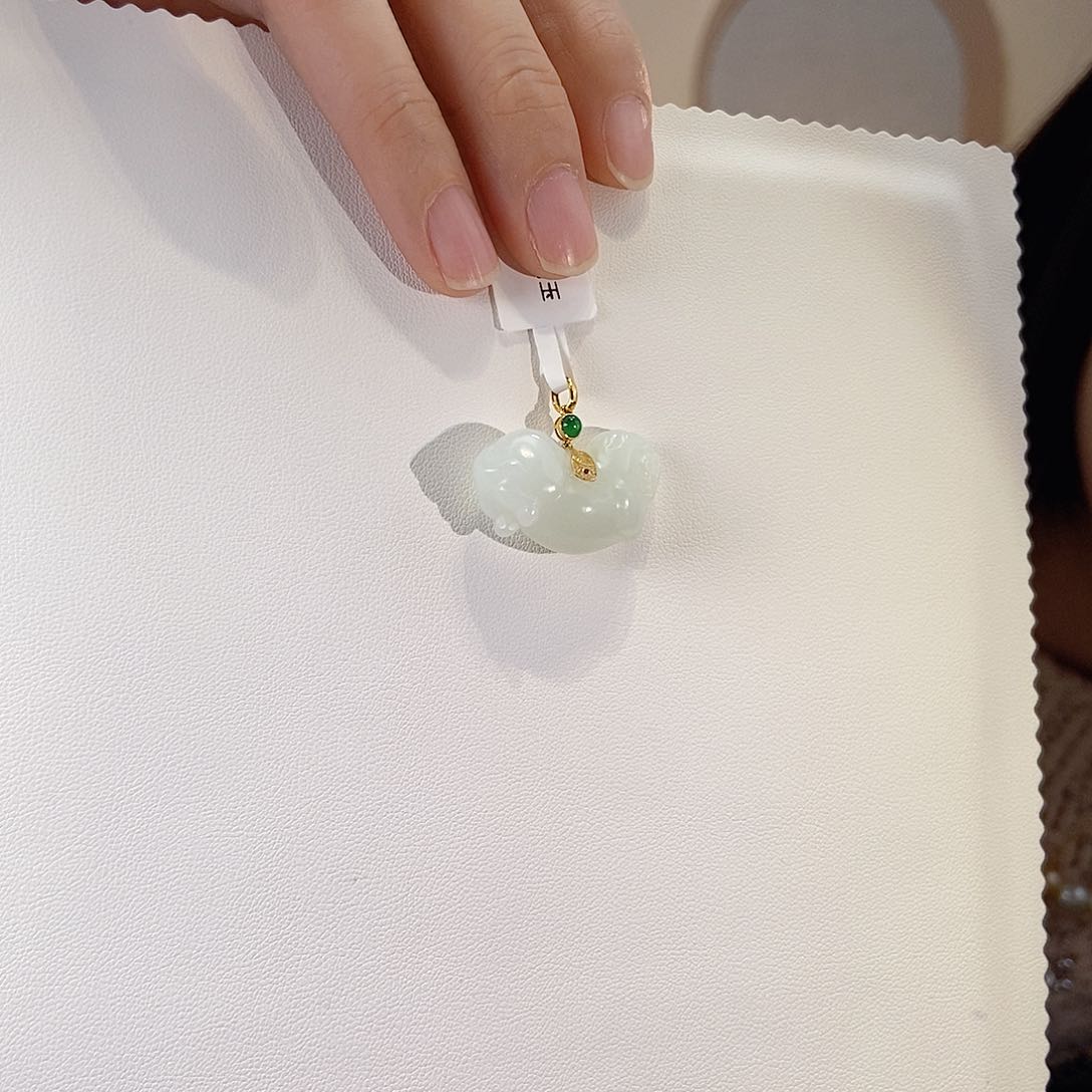 颈饰18K金镶嵌和田玉