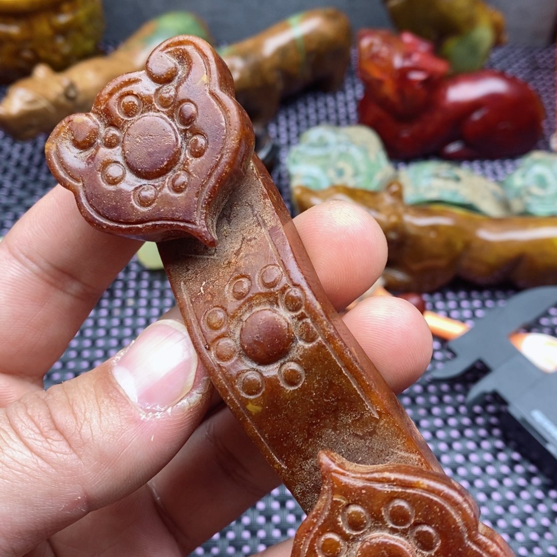 蛇纹石玉颈饰未镶嵌