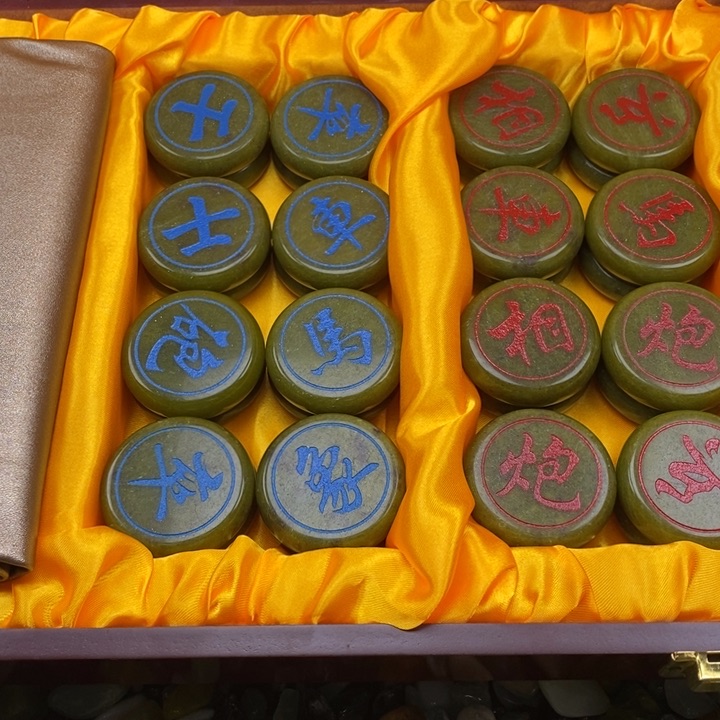 蛇纹石玉象棋未镶嵌