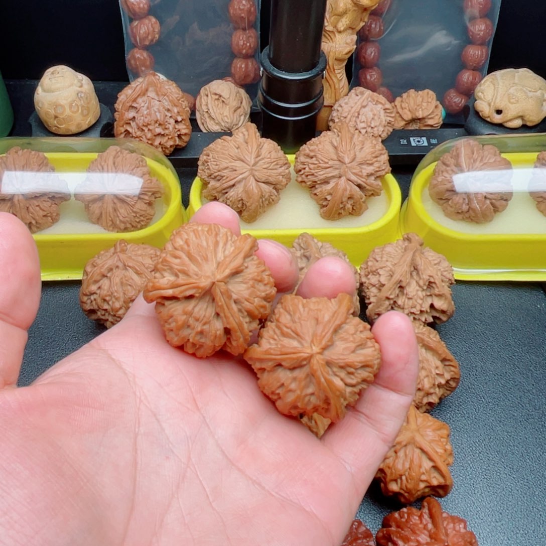 海***莫吊坠文玩核桃白狮子三棱38×37×37