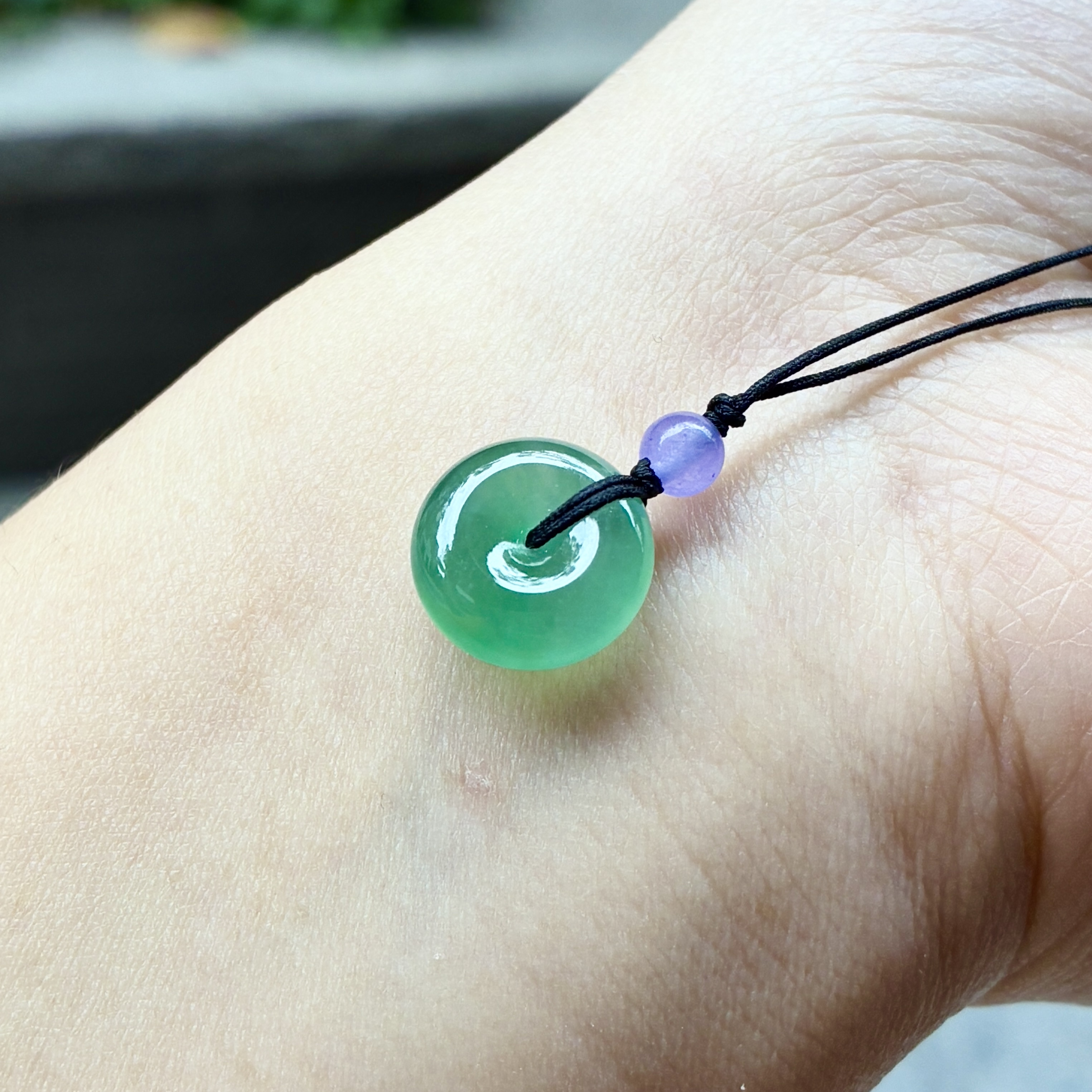 天然a货缅甸翡翠自然光尺寸12.3/5.3冰绿底平安扣吊坠，颜色浓郁