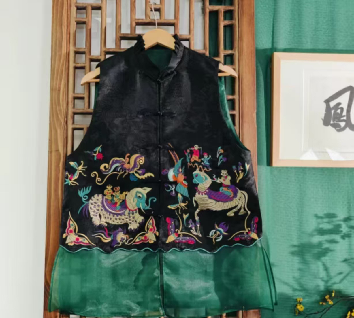 凤徕兮私人定制黑底彩色图腾刺绣花边加纱马甲 (LS358-1)