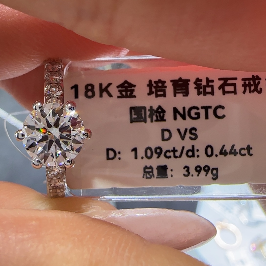 实验室培育钻石18K金镶嵌、*白月光六爪1卡17
