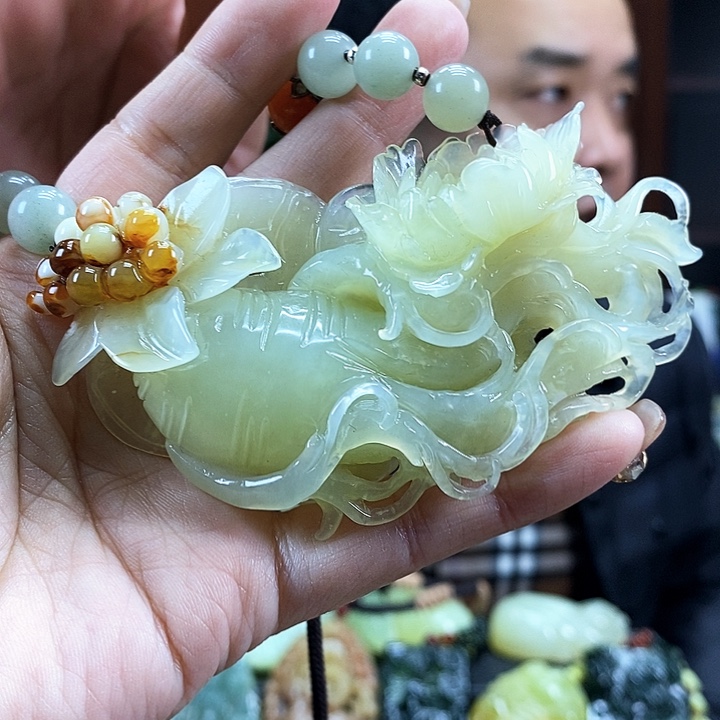 蛇纹石玉吊坠未镶嵌