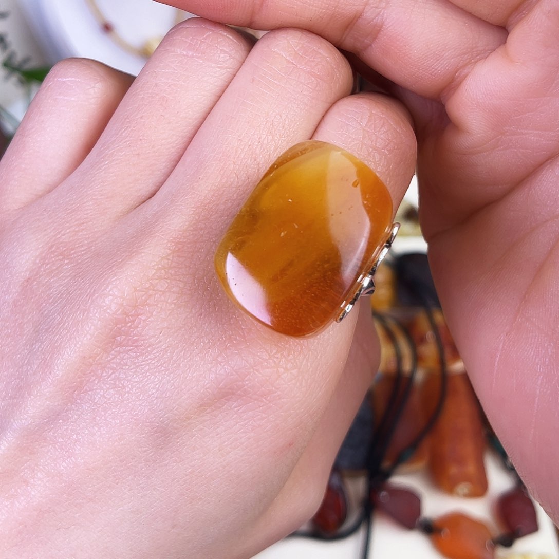 琥珀珠宝奇石未镶嵌。