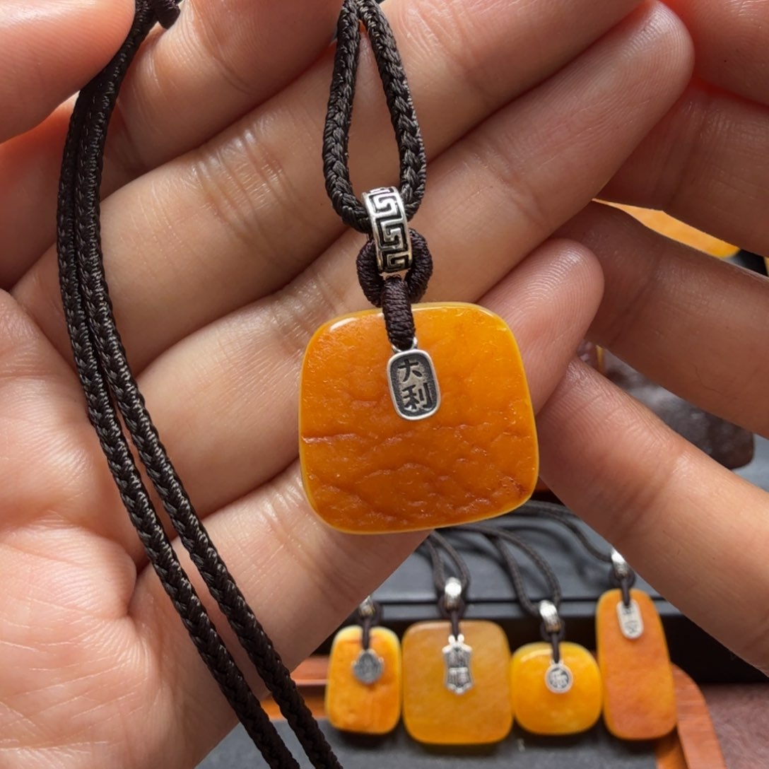 琥珀吊坠(赠链)未镶嵌