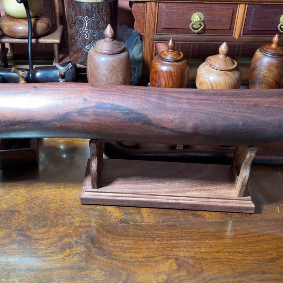 山***峰赞比亚血檀材料的横财摆件