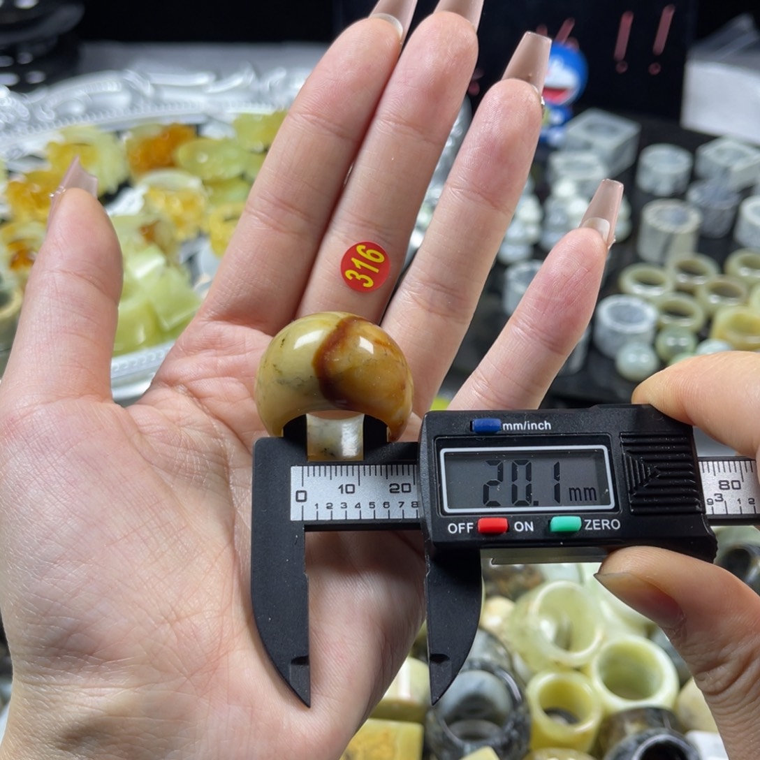 蛇纹石玉未镶嵌戒指