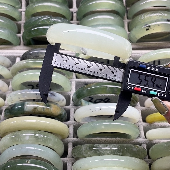 蛇纹石玉未镶嵌手镯303