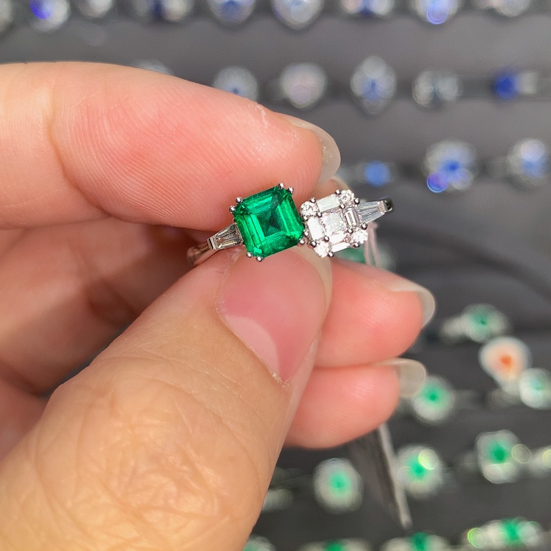 祖母绿戒指18K金镶嵌0.54.沃顿无油完美切