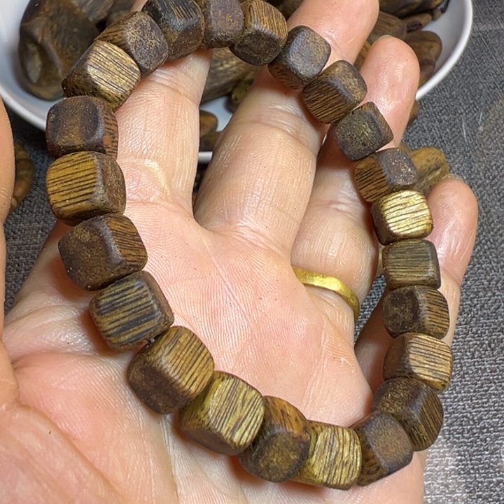 沉香沉香碎屑方珠0.8单圈8克