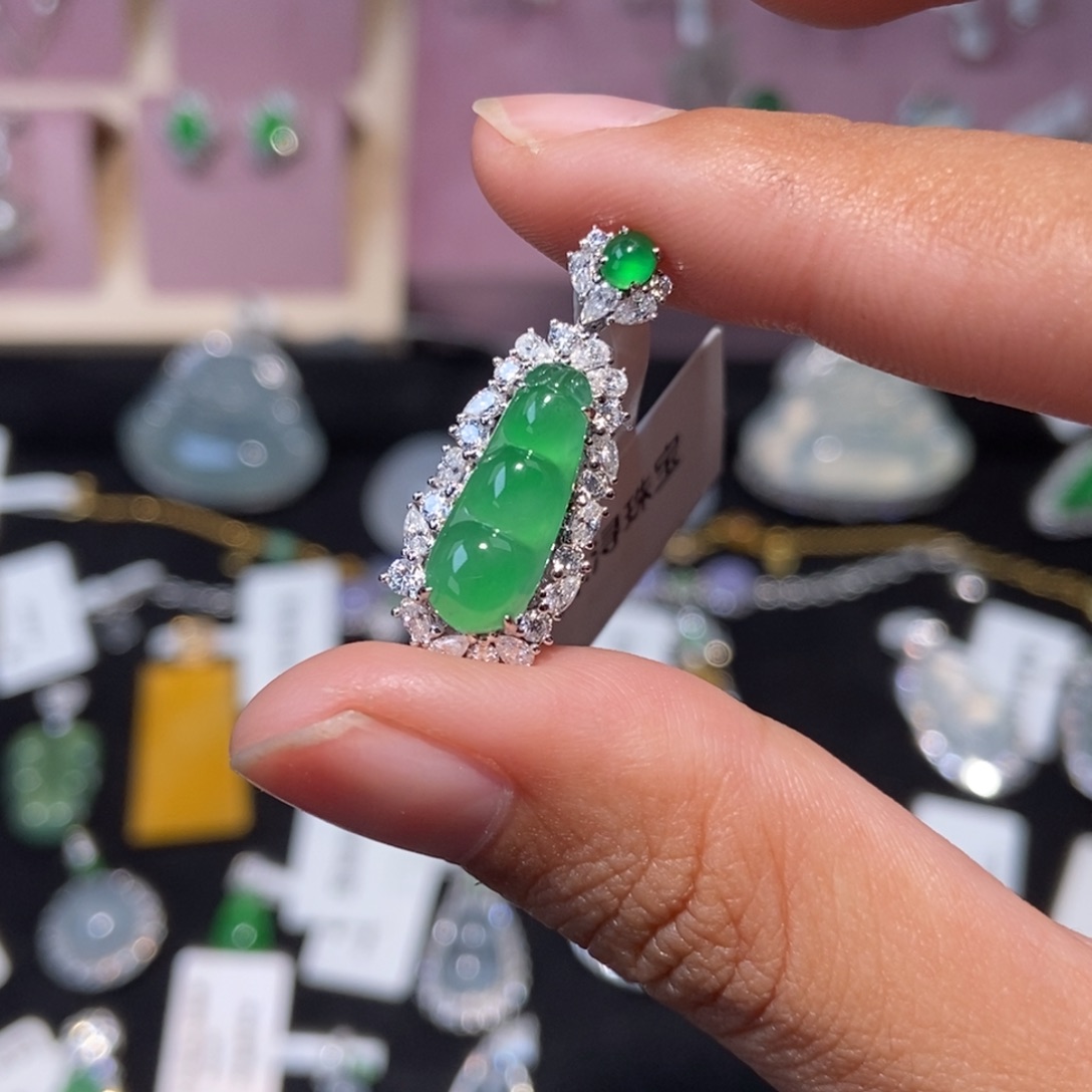 翡翠18K金镶嵌颈饰纯天然缅甸翡翠A货福豆