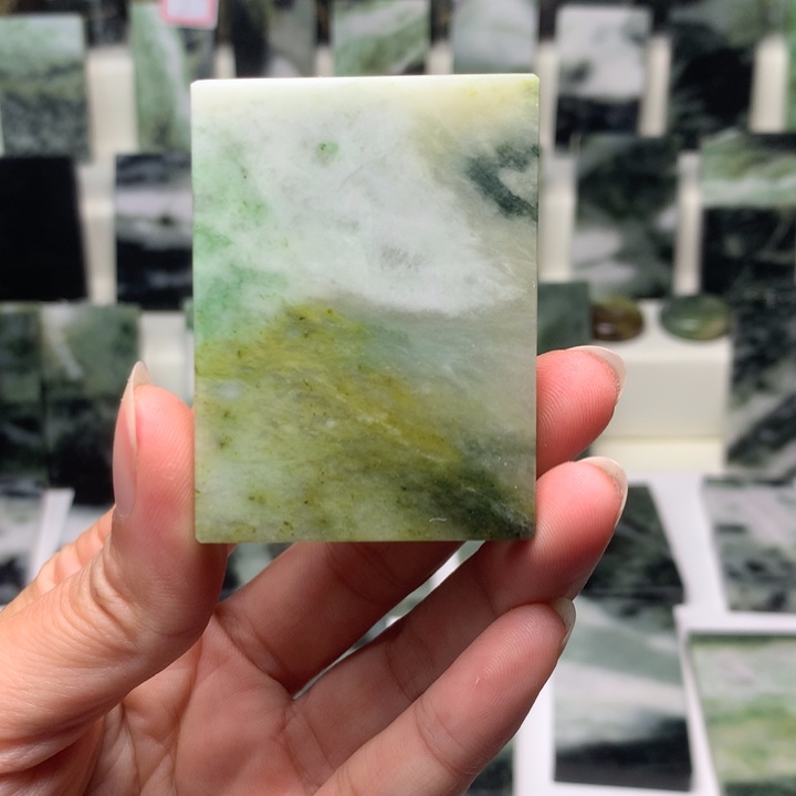 独山玉颈饰未镶嵌