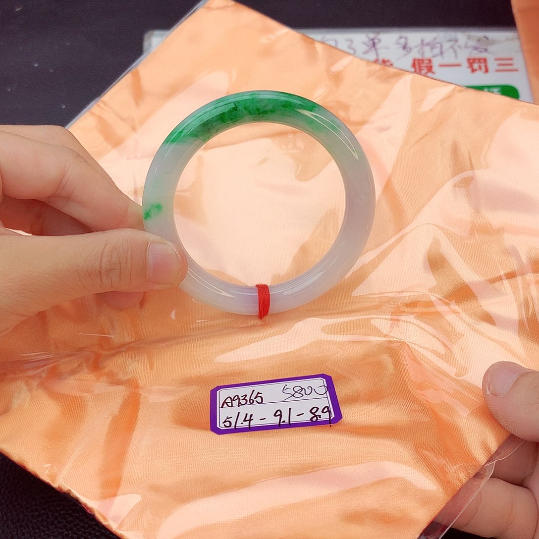 翡翠手镯未镶嵌翡翠