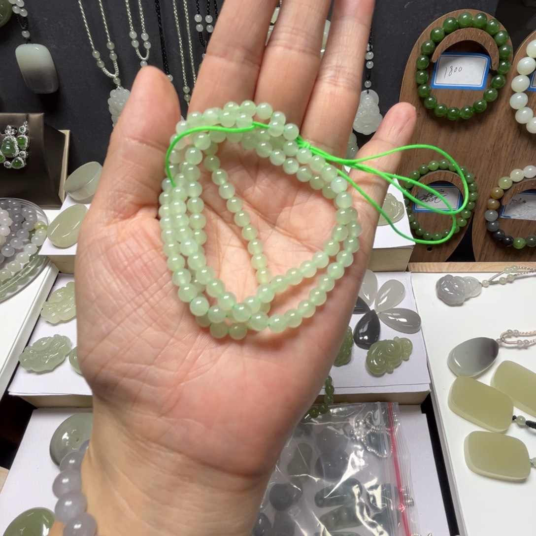 浅****和田玉未镶嵌颈饰