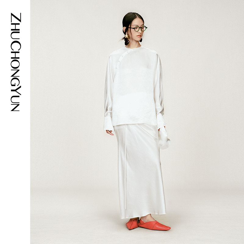 ZHUCHONGYUN2025冬时尚优雅白色褶皱缎面修身长款半身裙CCFZ40172