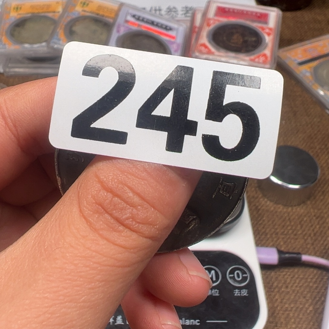 一手捧金箭鱼为自己赢得