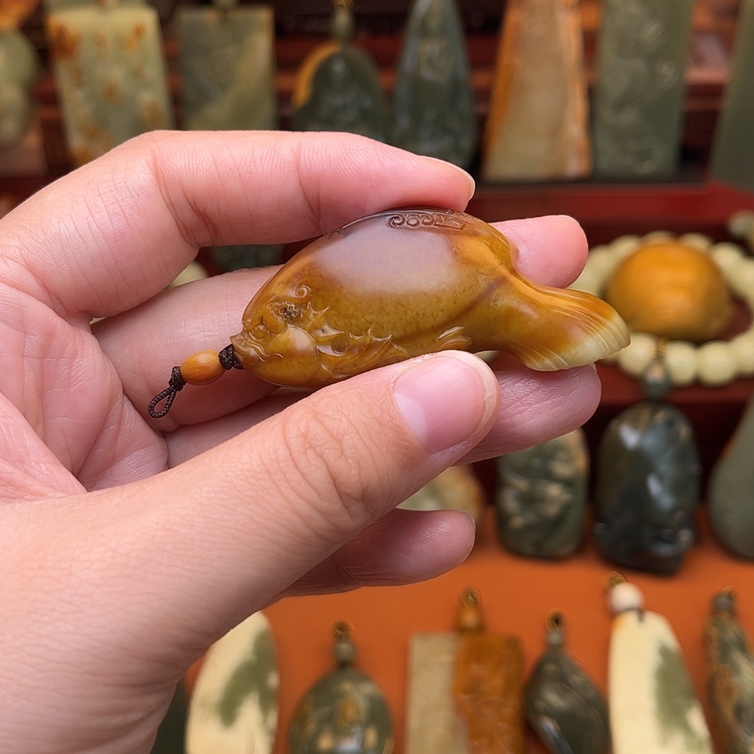 岫岩河磨玉（透闪石质玉）颈饰未镶嵌奇**错
