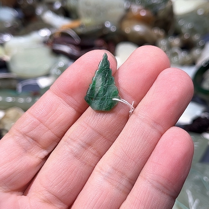 翡翠颈饰未镶嵌藏****馆花片