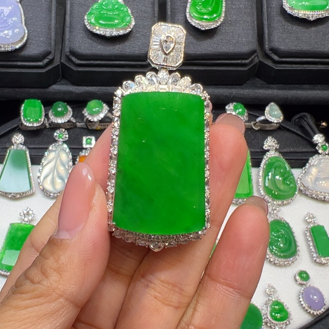 翡翠颈饰18K金镶嵌扑*音翡翠