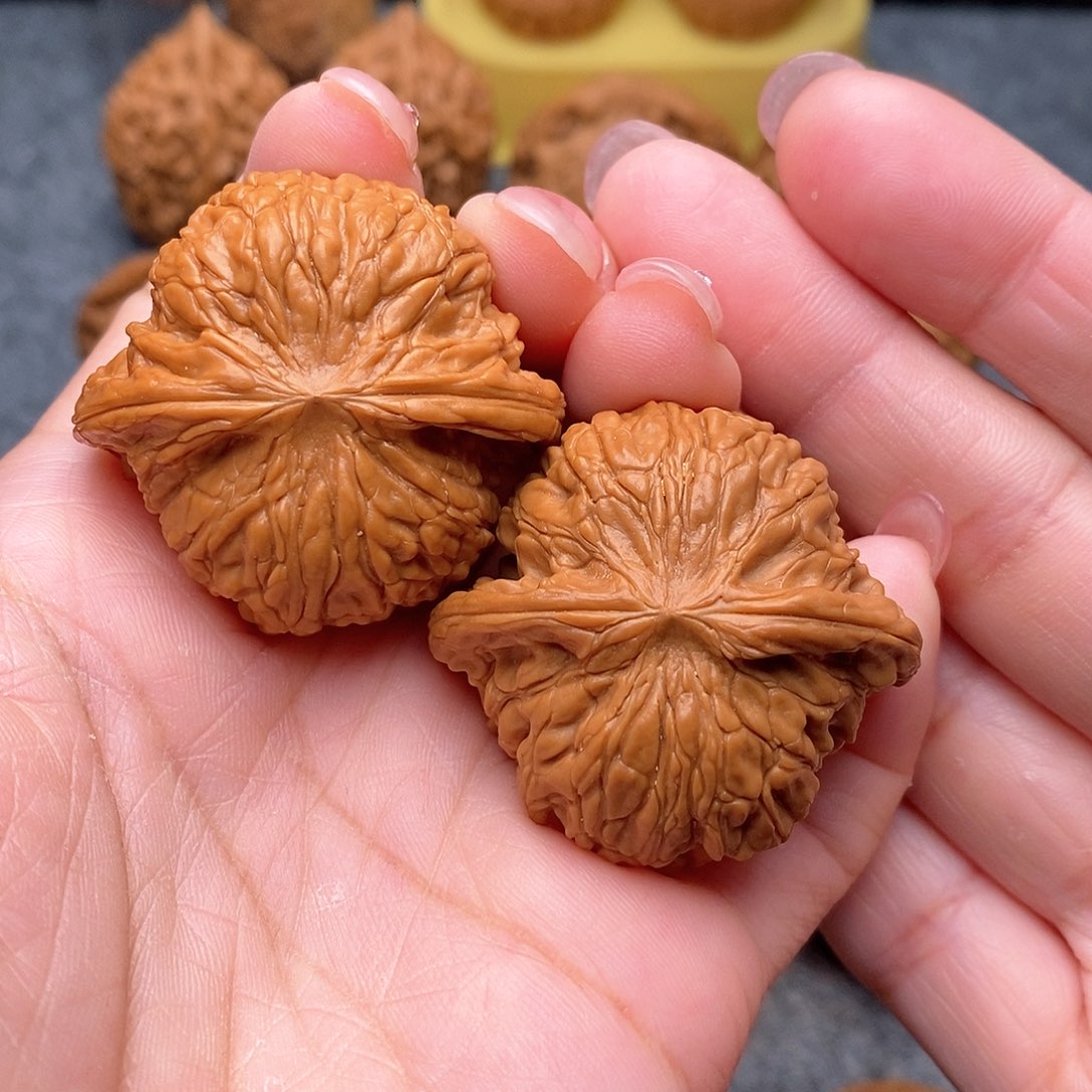 文玩核桃把件坐****萨精品磨盘狮子头41全品