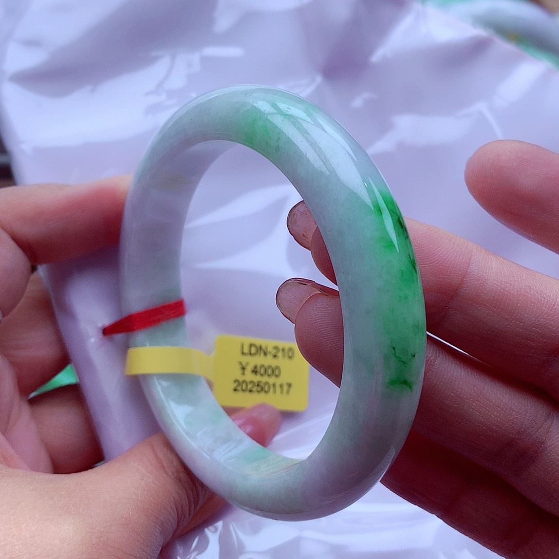 翡翠手镯未镶嵌翡翠