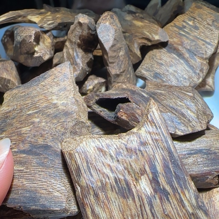 沉香手把件海南老白棋块料100克