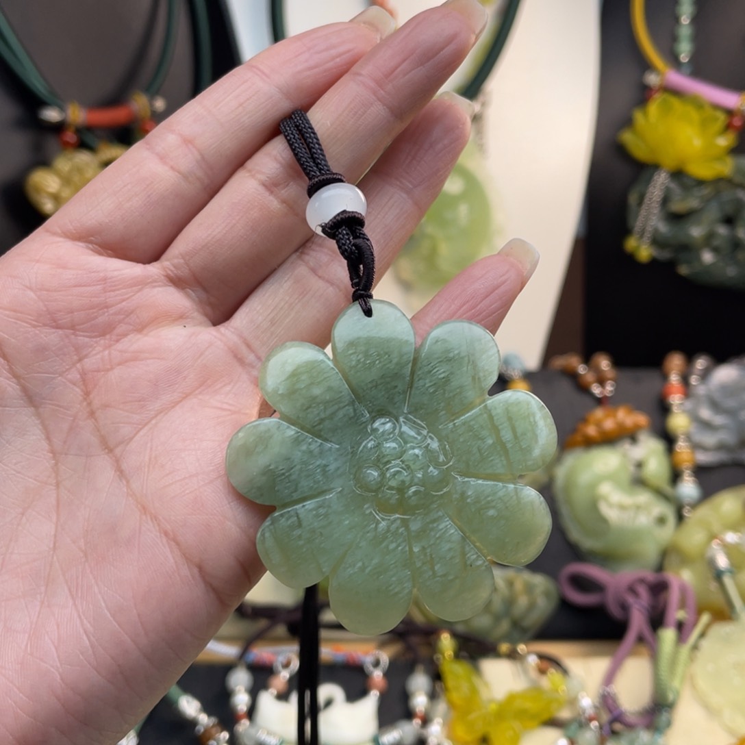 蛇纹石玉未镶嵌颈饰