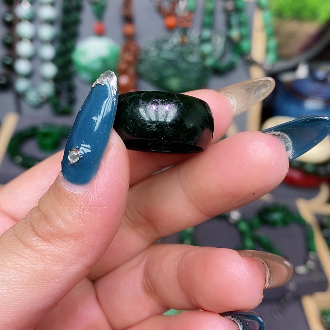 翡翠戒指未镶嵌漂亮美眉