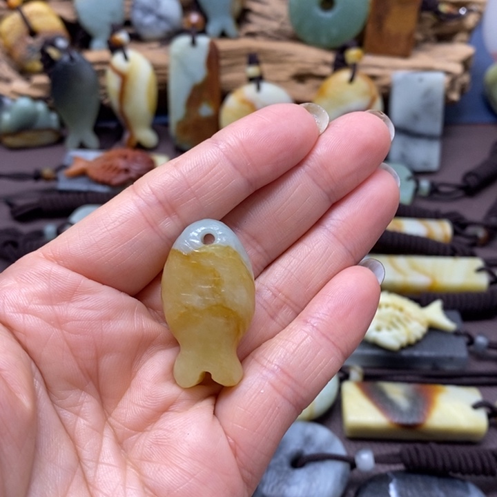 蛇纹石玉未镶嵌颈饰