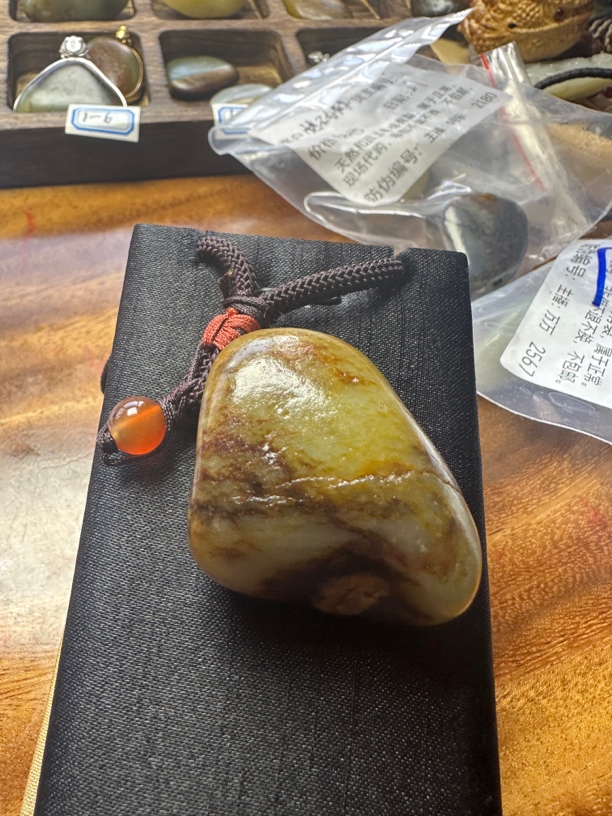 和田玉真皮真籽秋梨小吊坠58克