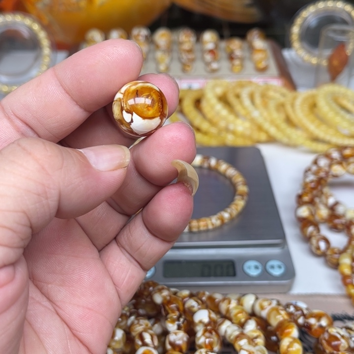 李***轩琥珀未镶嵌裸石30号