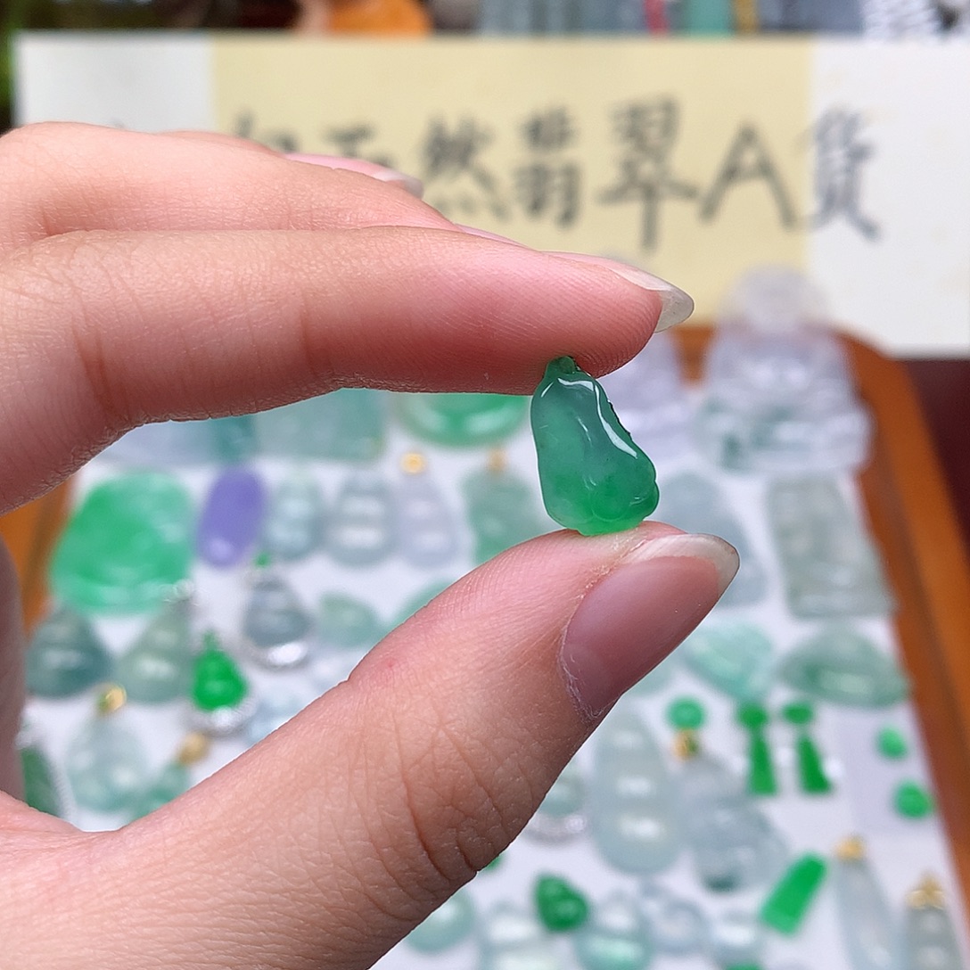 翡翠裸石缅甸天然A货翡翠阳绿白菜