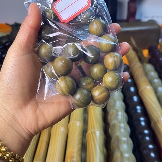 木用****6绿檀手持一条豆豆豆