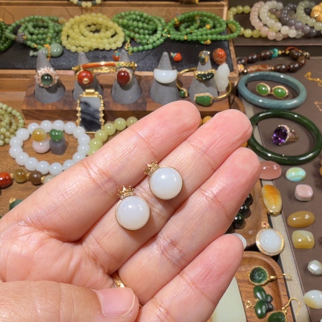 和田玉18K金镶嵌耳钉