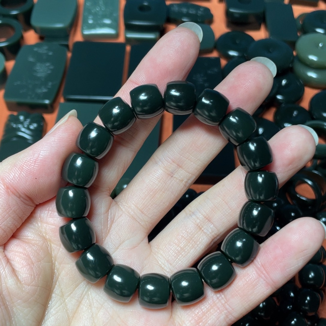 刪***憶和田玉未镶嵌颈饰