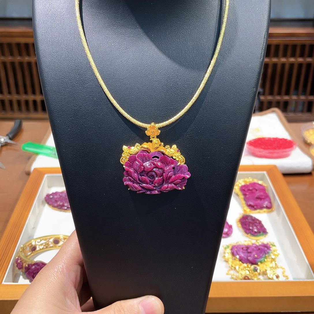 锦纶铁合金吊坠红宝