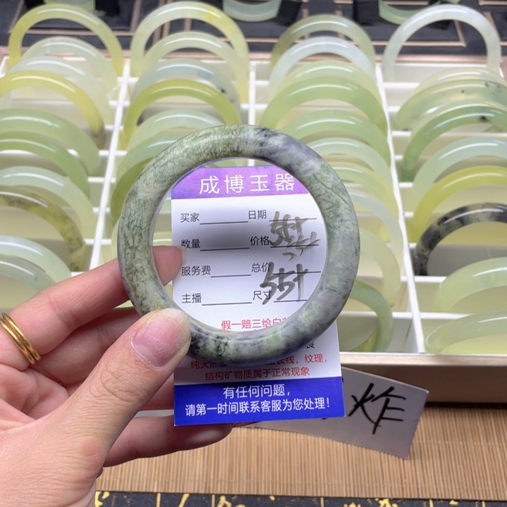 蛇纹石玉手镯未镶嵌