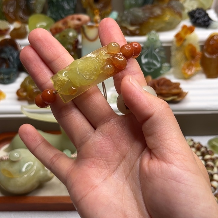 蛇纹石玉未镶嵌梅花手牌