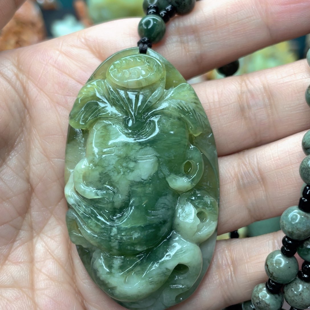 蛇纹石玉颈饰未镶嵌