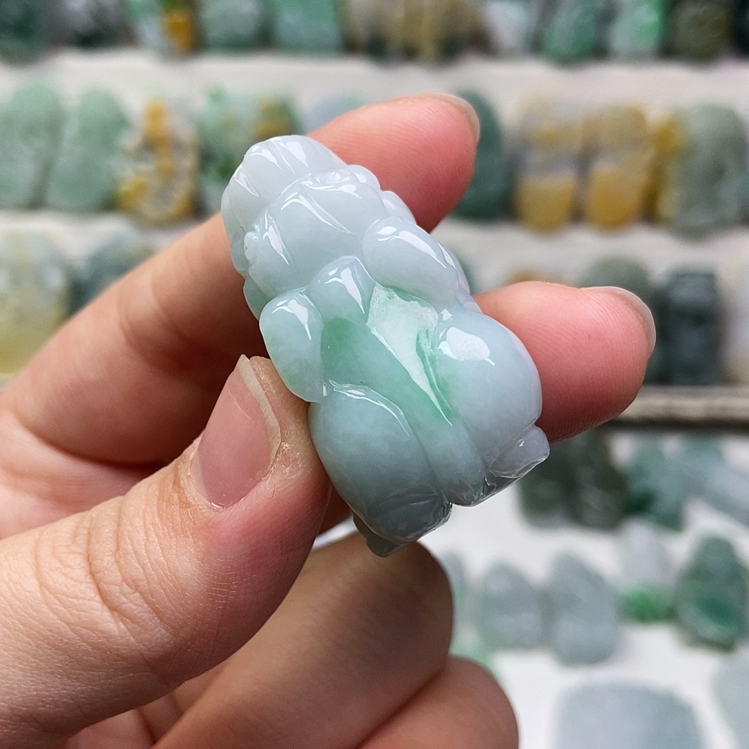 翡翠未镶嵌吊坠(赠链)