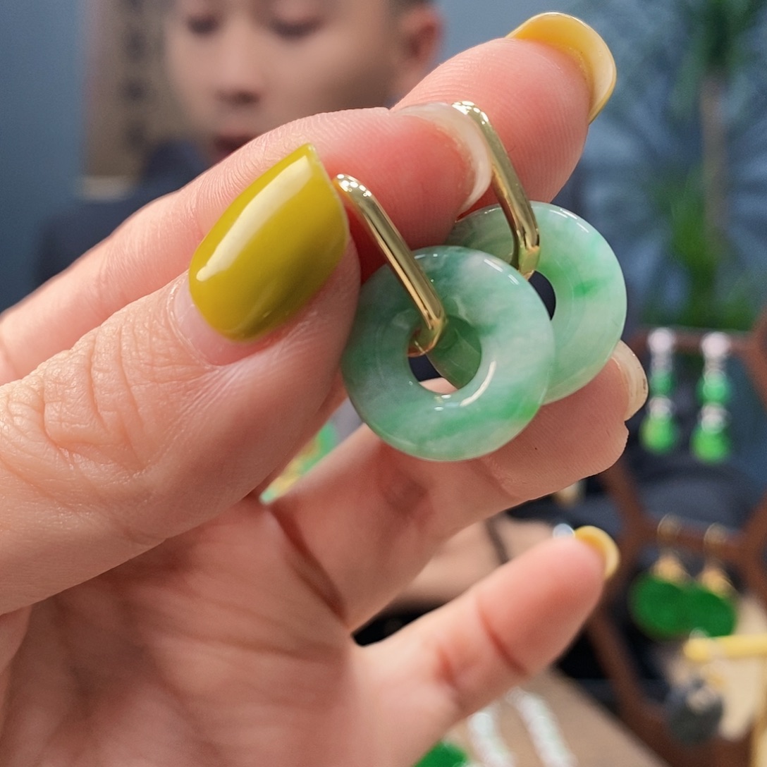 翡翠耳饰未镶嵌翡翠