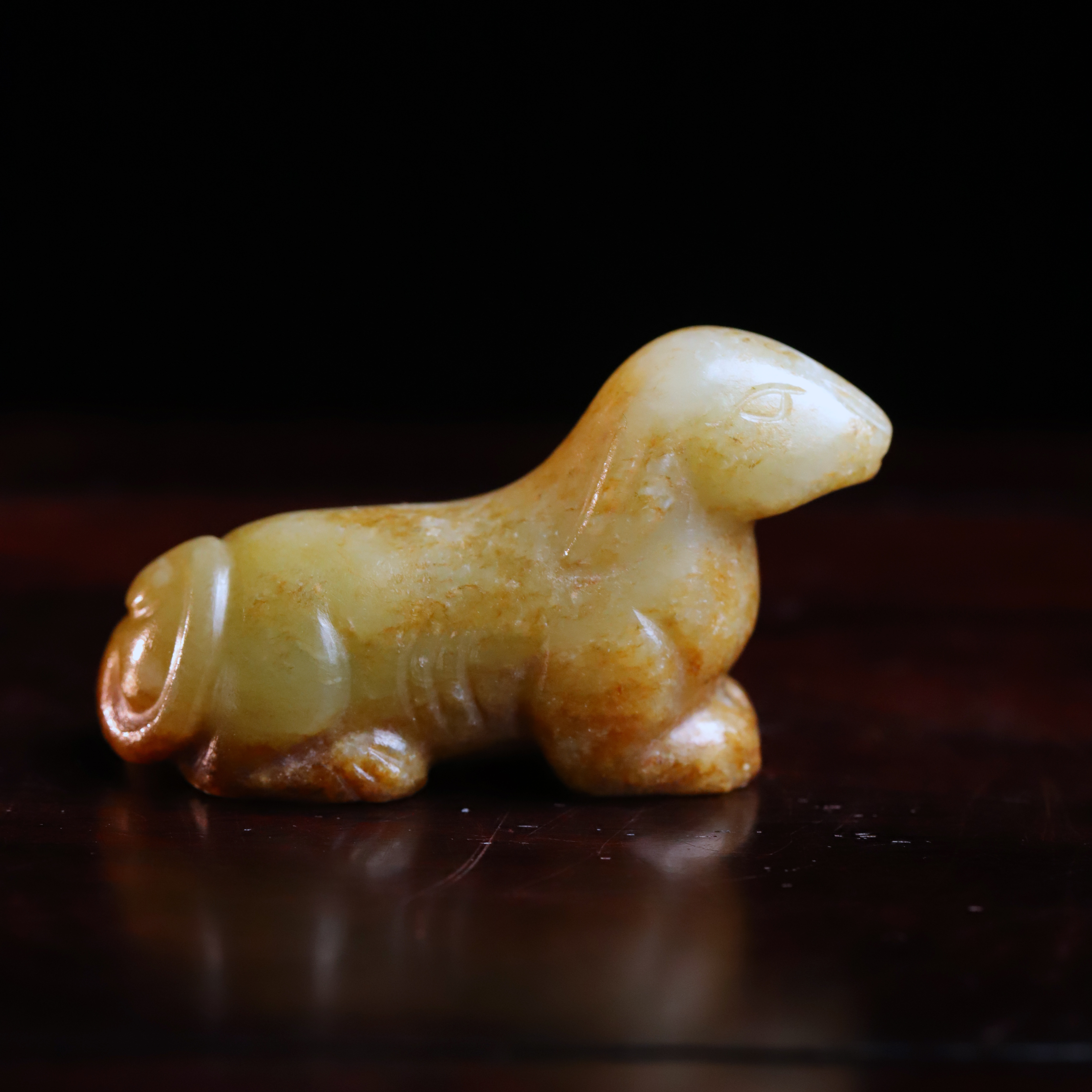 明和田玉卧犬花件