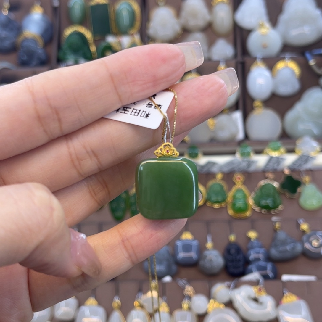 和田玉吊坠18K金镶嵌