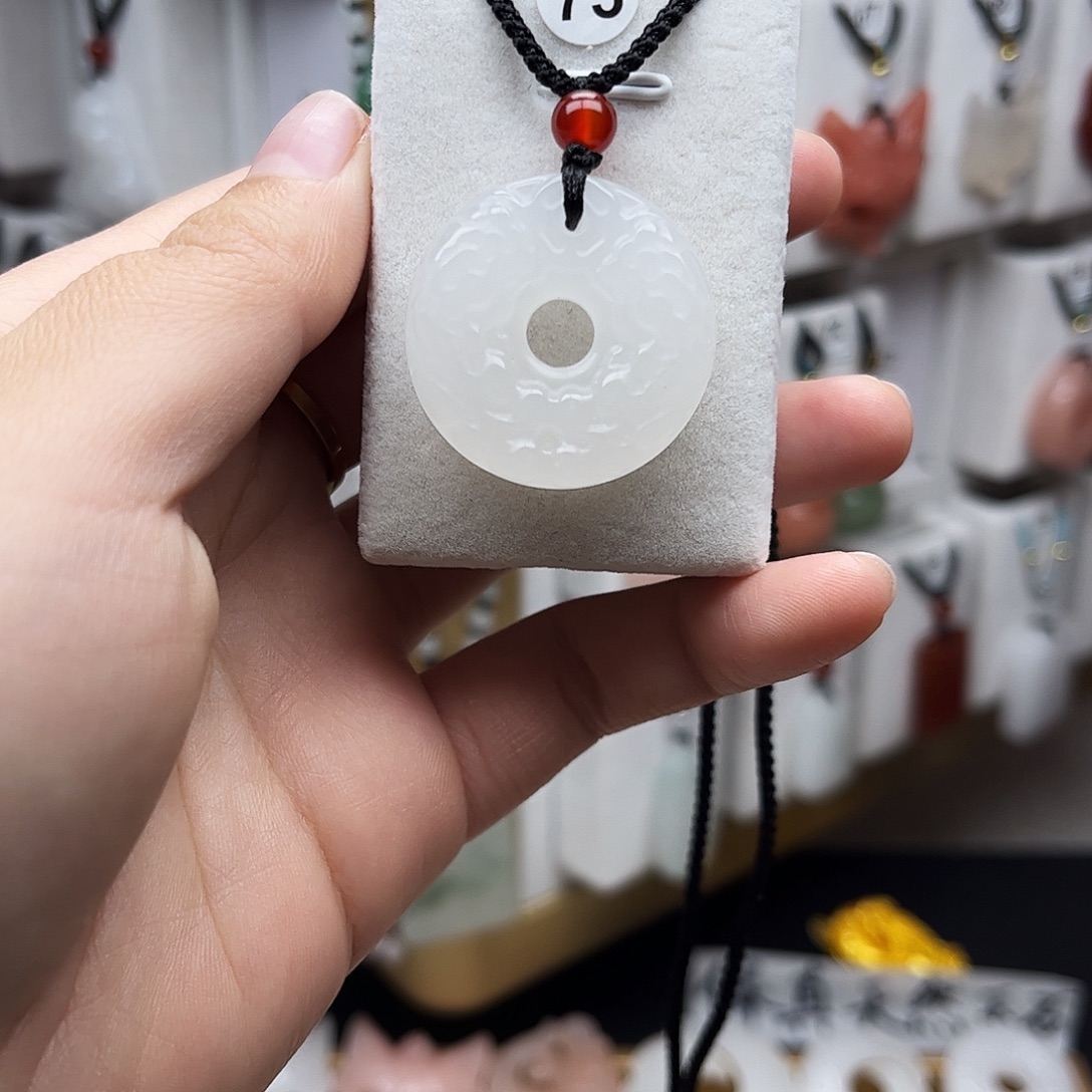 石英质玉未镶嵌颈饰