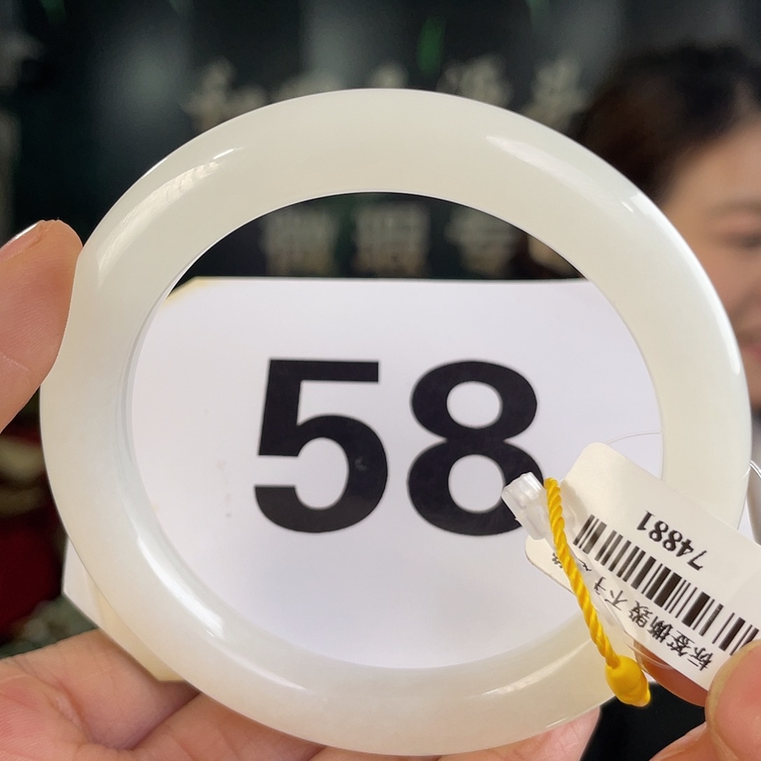 和田玉手镯未镶嵌?